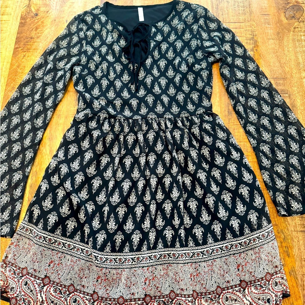 Black long sleeve dress with print detail.